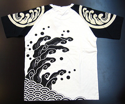 和柄Tシャツ 荒波に家紋柄